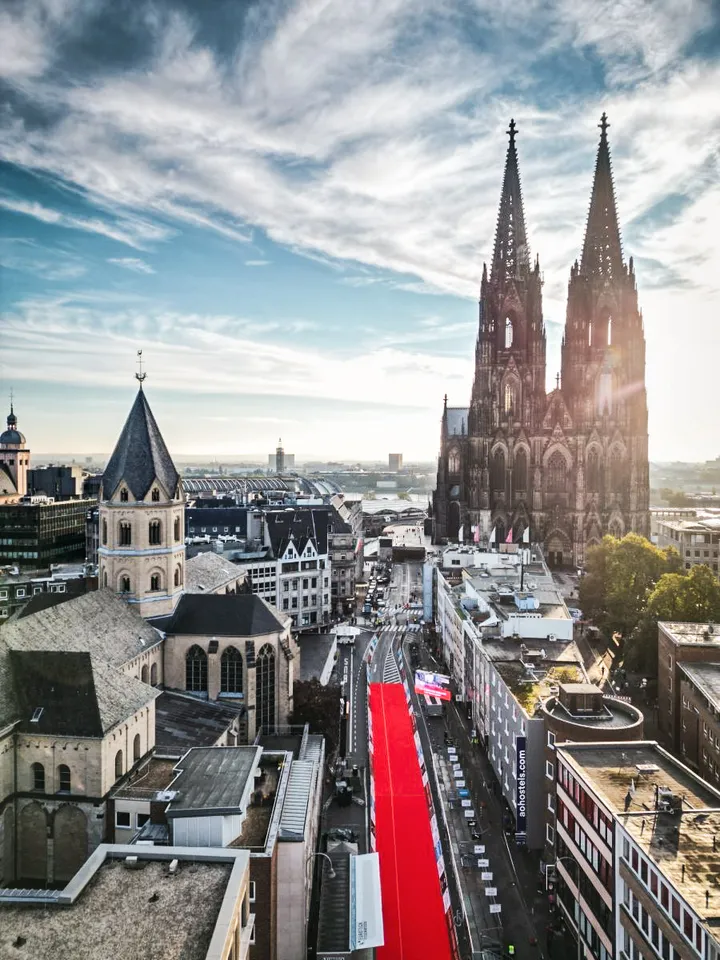 Dronen-Photo mit Zieleinlauf, St. Andreas und dem Kölner Dom.