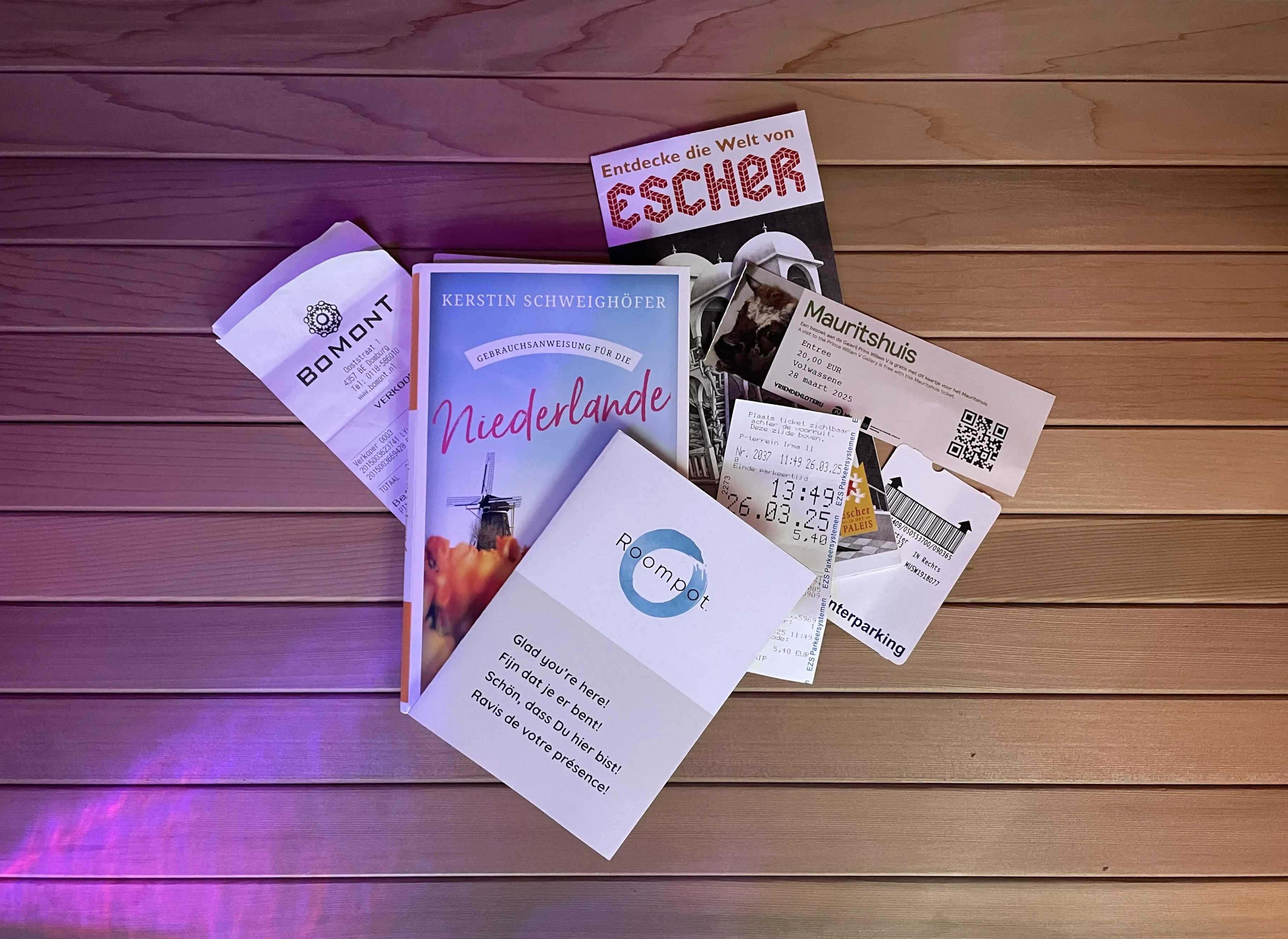 Verschiedene Zettelchen, Quittungen und Eintrittskarten unseres Urlaubs auf der Holzbank unserer Sauna ausgebreitet.