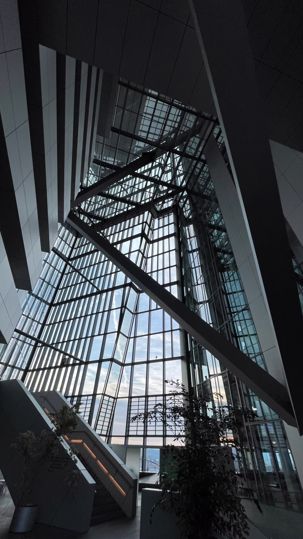 Innenansicht der EZB mit viel Stahl und Glas.