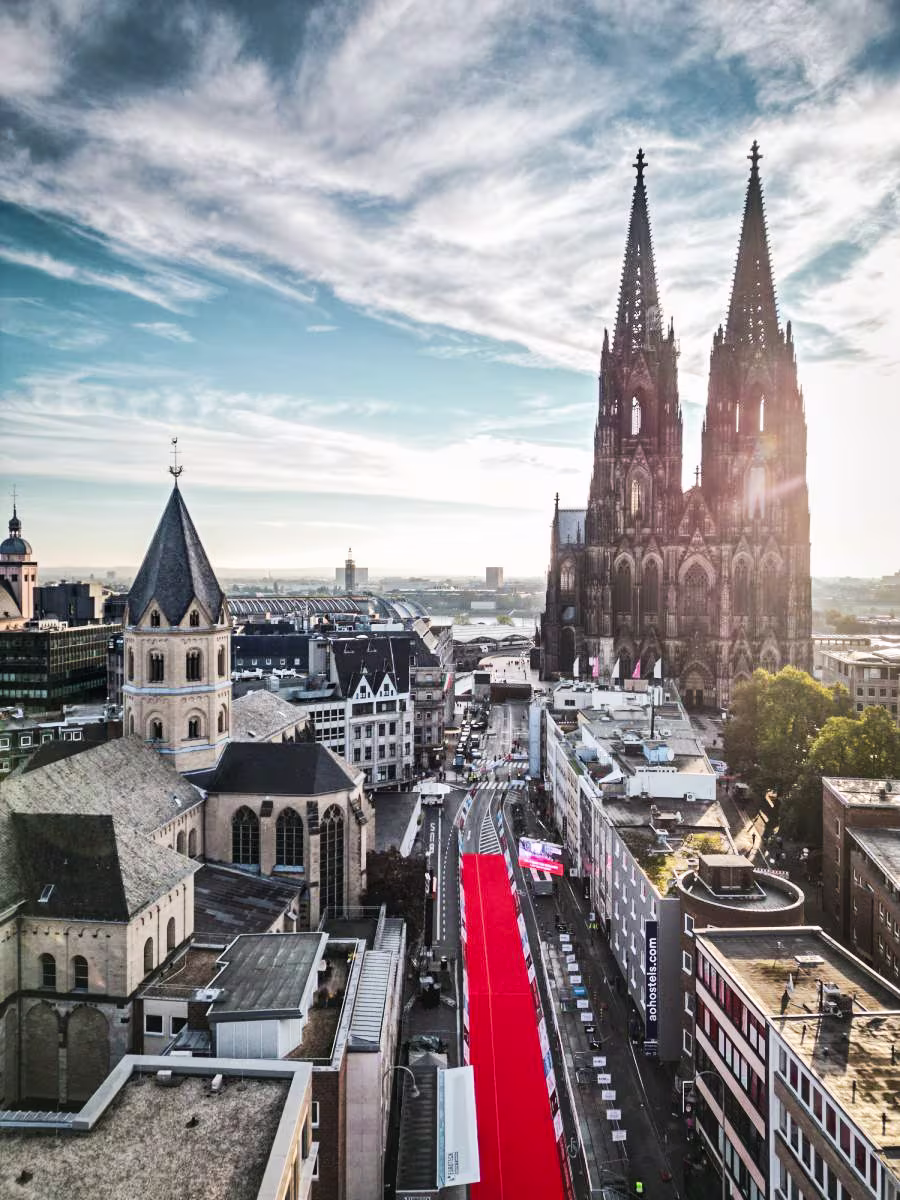 Dronen-Photo mit Zieleinlauf, St. Andreas und dem Kölner Dom.